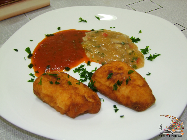 Filé de peixe empanado com pirão e molho de tomate