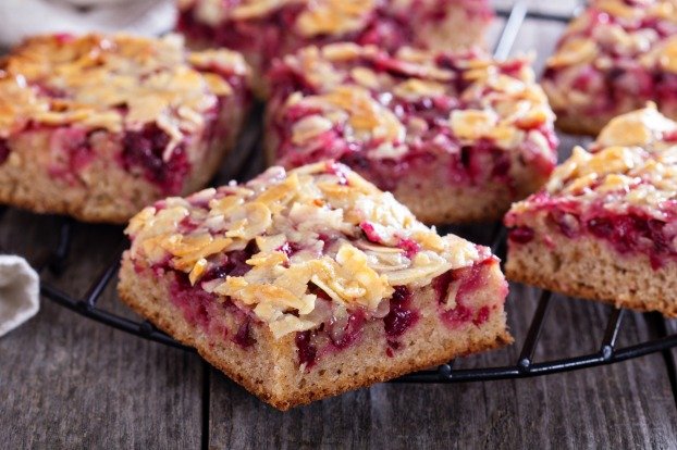 Quadradinhos de frutas vermelhas com amêndoas caramelizadas