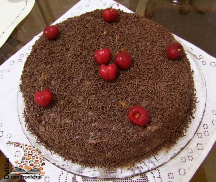 Bolo de chocolate com cerejas