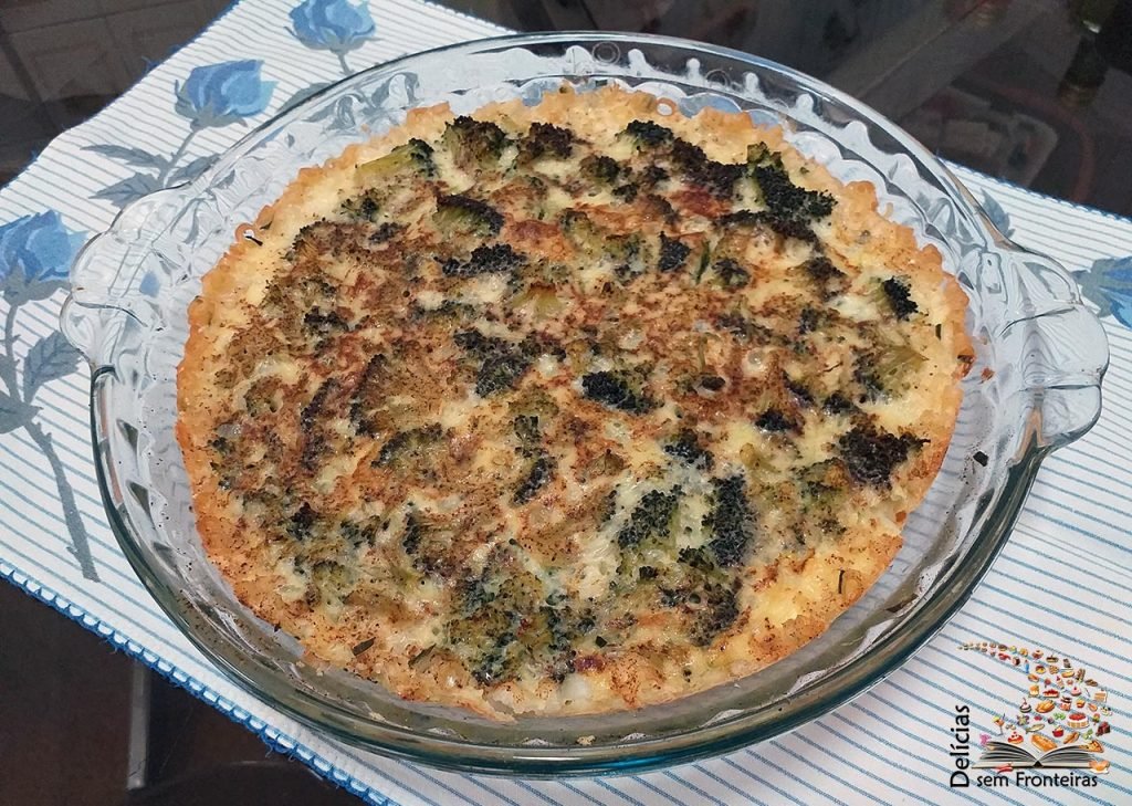 Torta de macarrão com brócolis