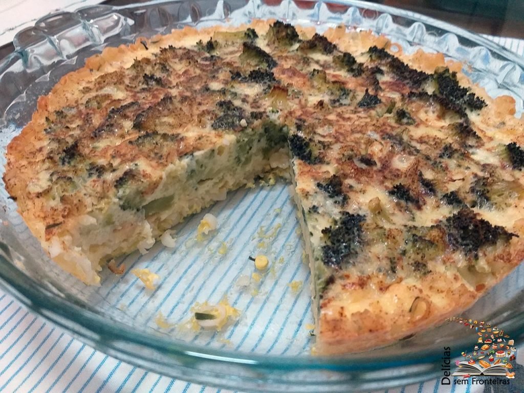 Torta de macarrão com brócolis