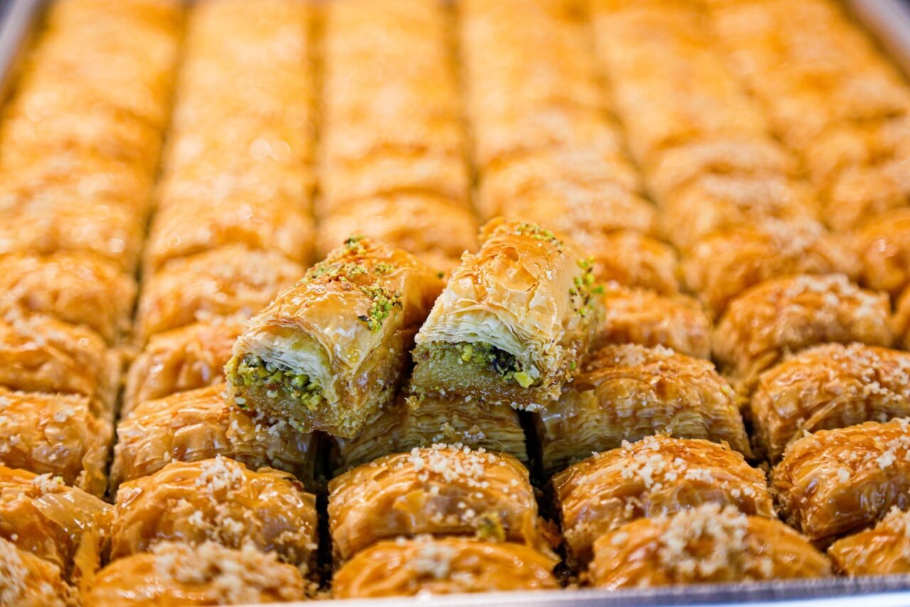 diversos pedaços de baklava dispostos uns ao lados dos outros com dois pedaços em destaque